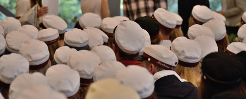Foto: Colourbox En stor gruppe studenter med studenterhuer på